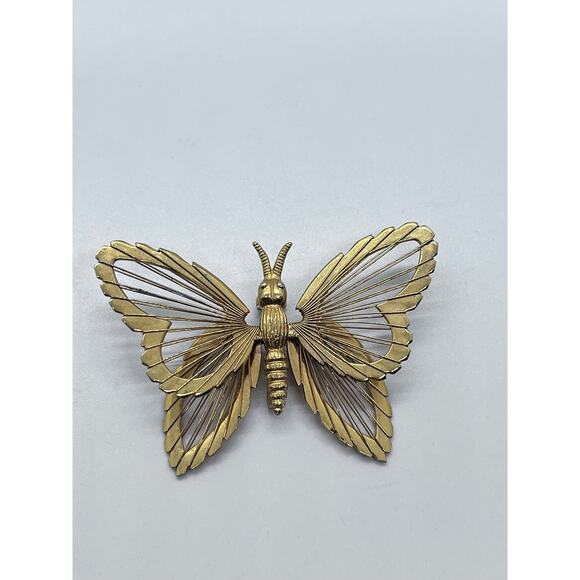 Vintage Monet Gold Tone Open Wire Work Wings Butterfly Pin Brooch - Picture 9 of 13